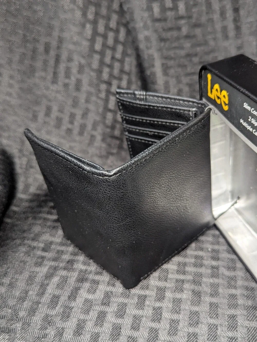 Black Men’s Trifold Lee Traveler Wallet.